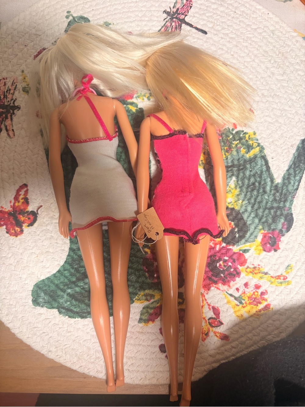 Lot of 2 Pink Dress Barbie Logo Necklace and Barbie Logo Dresses Dolls - Picture 3 of 5